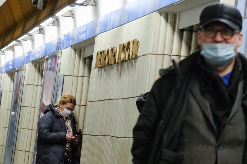 Заболеваемость коронавирусом в Санкт-Петербурге продолжает снижаться.