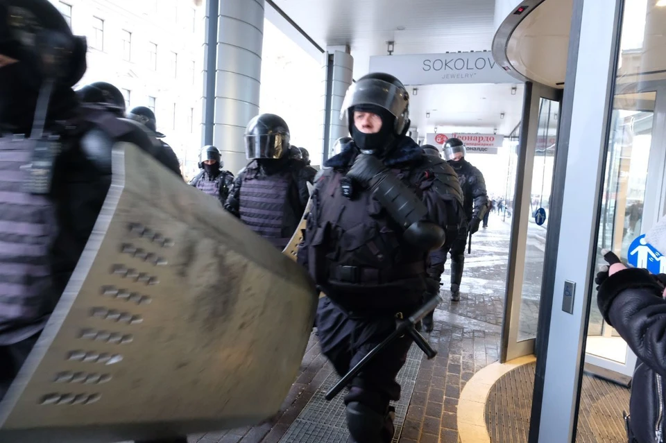 Несанкционированный митинг продолжается в Санкт-Петербурге.
