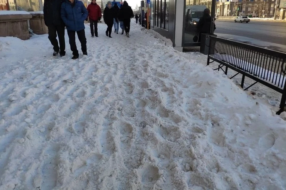 Так выглядит тротуар в центре Челябинска Фото: читатель КП