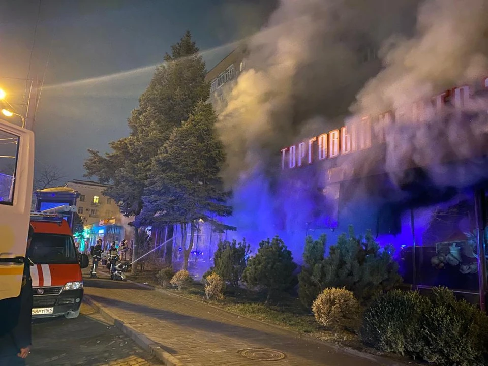 Площадь пожара составила 600 квадратных метров. Фото: ГУ МЧС России по РО.