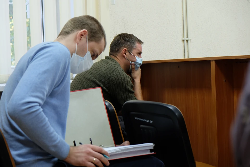 Николай Плебух (слева) получил 2 года и 6 месяцев колонии общего режима, Александр Иванов – 2 года.
