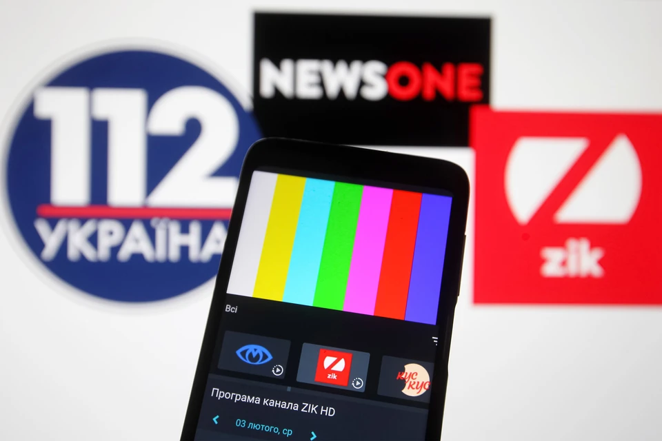 Украинцы лишились трех телеканалов, обвиненных в пропаганде пророссийских настроений.