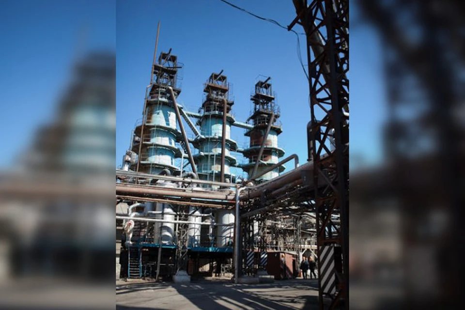 Поселок известен своим фенольным заводом. Фото: metinvestholding.com