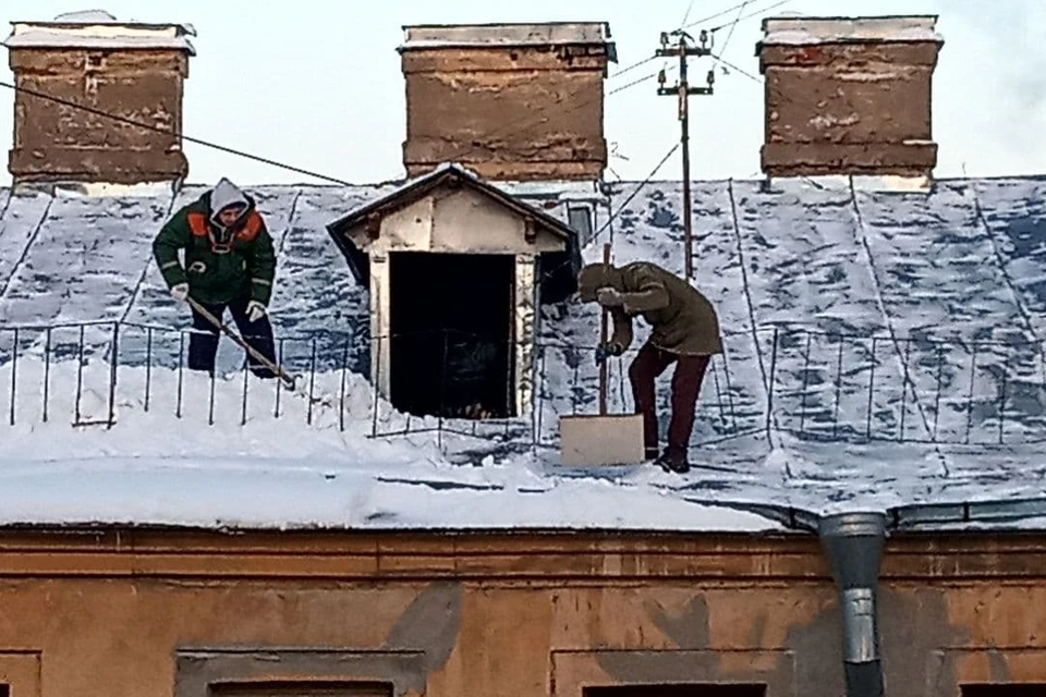 Дворник без страховки чистили снег на высоте пятого этажа.
