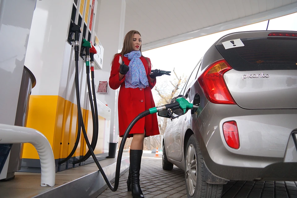 Продавцы топлива постепенно перекладывают бремя новых взносов в бюджет на простых автолюбителей
