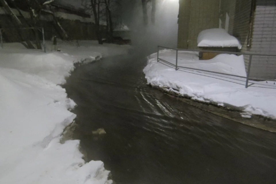 Горячая воды хлынула по улице посреди ночи. Фото: vk.com/zlo43