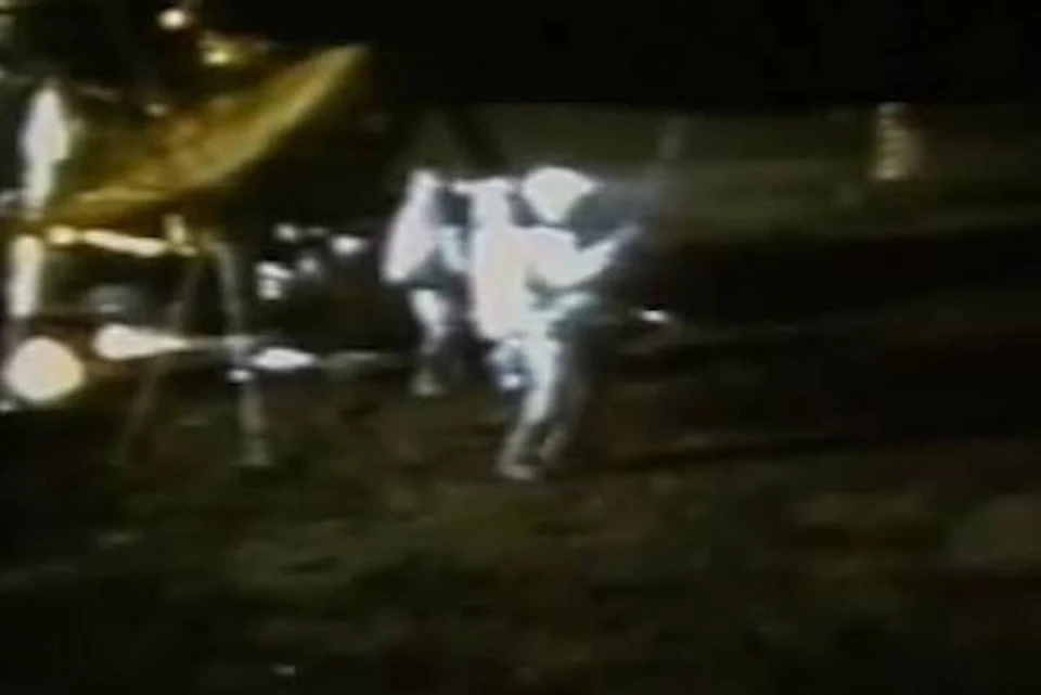 Кадр из видеозаписи, на которой Алан Шепард играет в гольф на Луне.