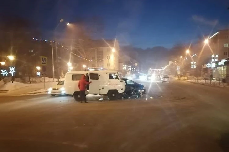 На перекрестке улиц Сахалинская и Милицейская автомобиль медслужбы столкнулся с «седаном». Фото: sakhalin_chp