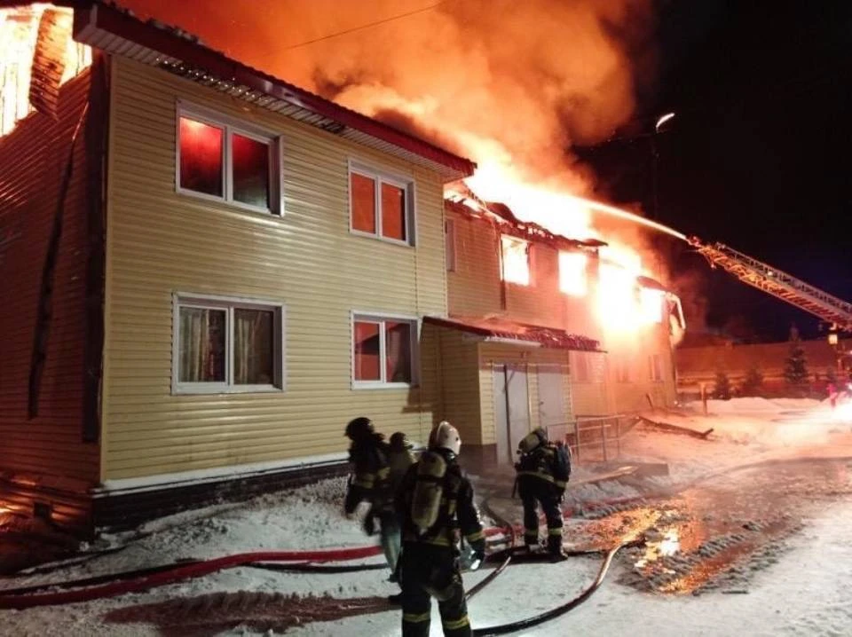 Огонь полностью уничтожил два подъезда дома №11 на улице Спекова. Фото: МЧС по Мурманской области