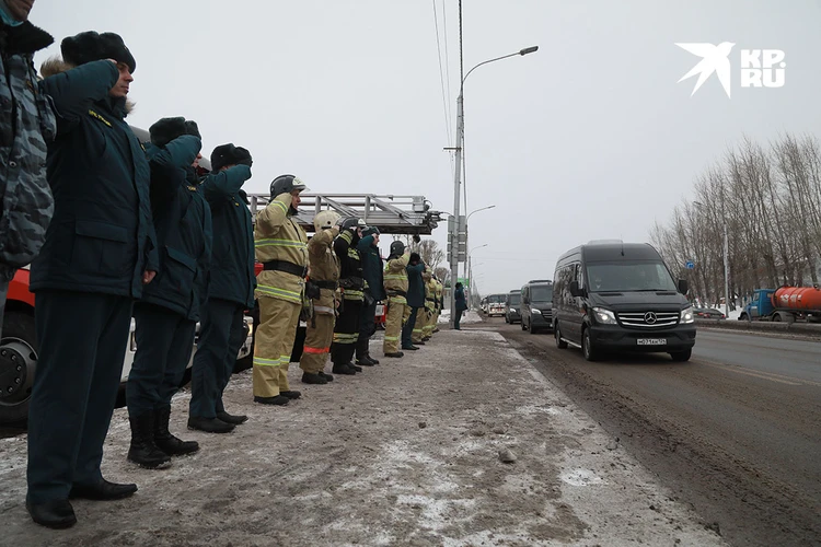 «Вместе ушли в огонь»: погибших красноярских пожарных похоронили на Аллее славы