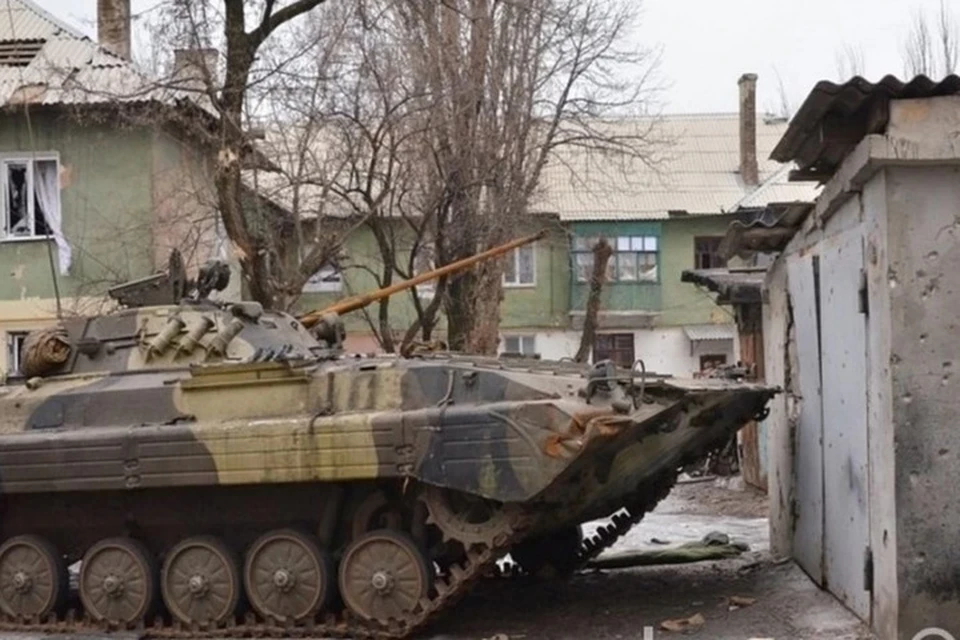 Украинские боевики в нарушение перемирия зачастую размещают бронетехнику в жилых районах. Фото: Егор Пелепенко