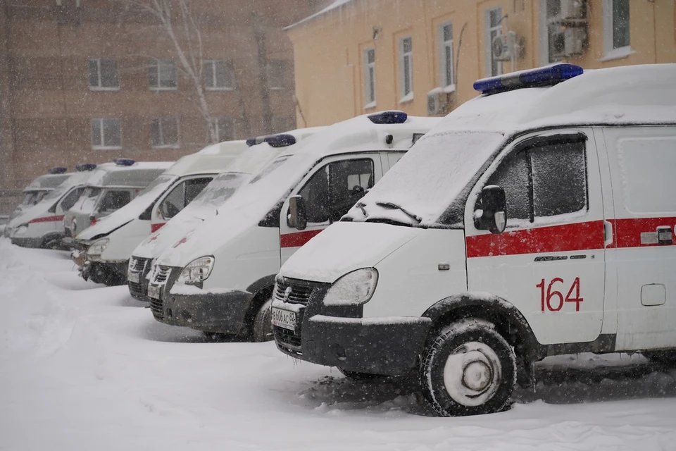 Двое взрослых и подросток пострадали во время схода снега и льда с крыши