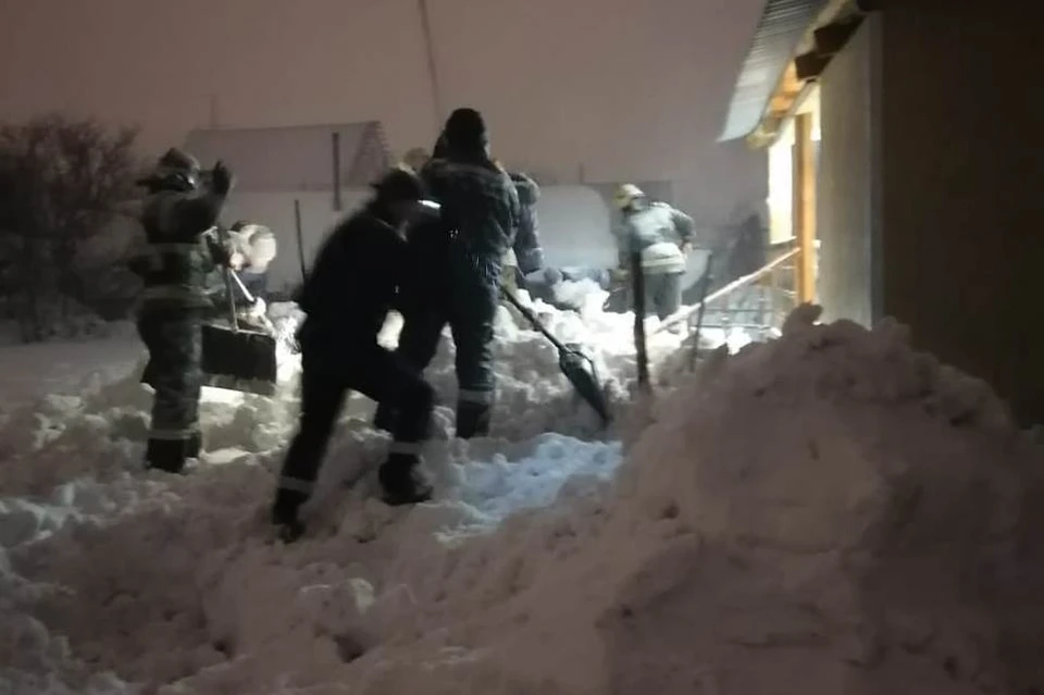 В Кузбассе женщина чудом выжила после 10 часов под снежным завалом. Фото: МБУ "Защита населения и территории" Новокузнецка