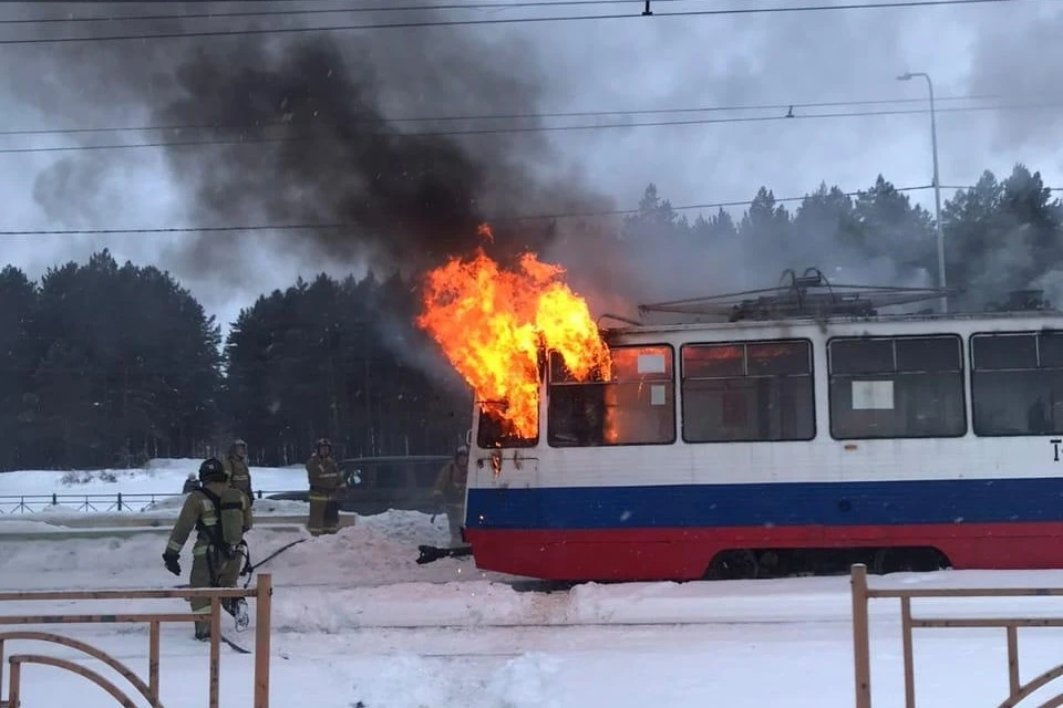 Пожар трамвая в Ангарске 10 февраля 2021: огонь вспыхнул около 10 утра
