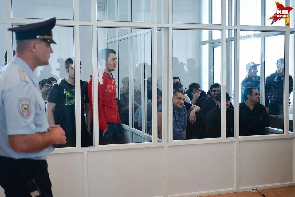 В суде обвиняемые вели себя по-хамски, срывали заседания, оскорбляли приставов, журналистов, родственников пострадавших