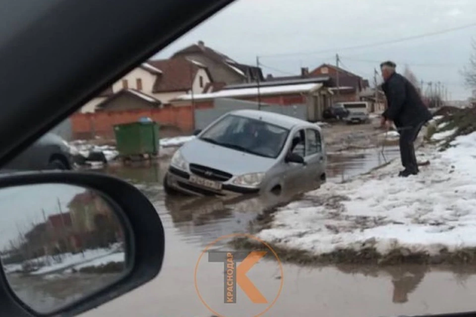 На улице Братьев Черников в Краснодаре машина ушла под воду. Фото: "Телетайп Краснодар".