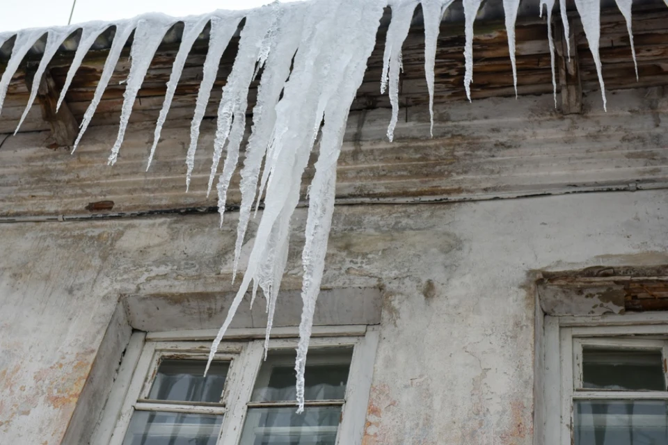 Состояние многих крыш кировских домов признали далеко не удовлетворительным. Фото: admkirov.ru