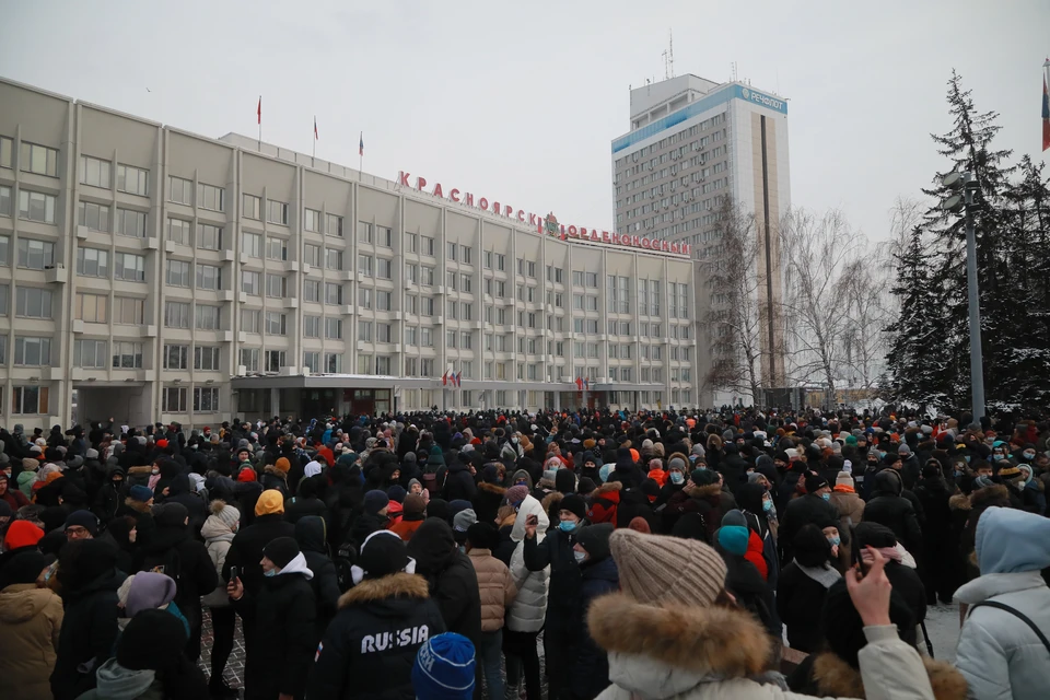 Почему сегодня в красноярске. Митинг в Красноярске. Митинг в Красноярске сейчас. Митинг Навального в Красноярске. Красноярск пикет.