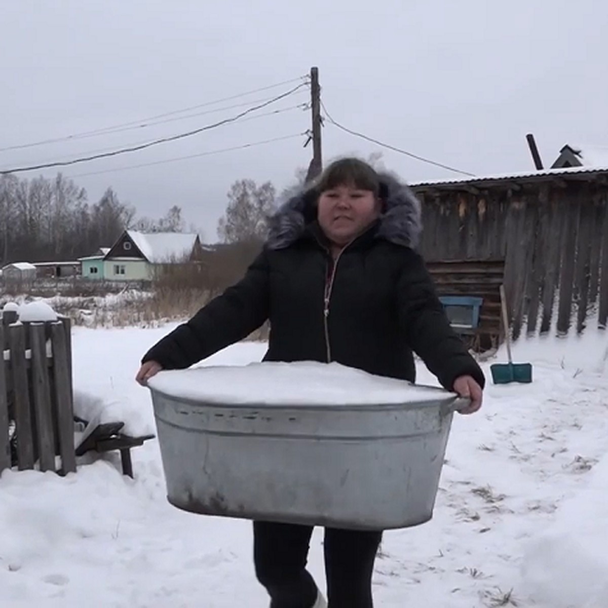 В Пермском крае жители деревни топят снег в корытах и собирают дождевую  воду, чтобы приготовить еду - KP.RU