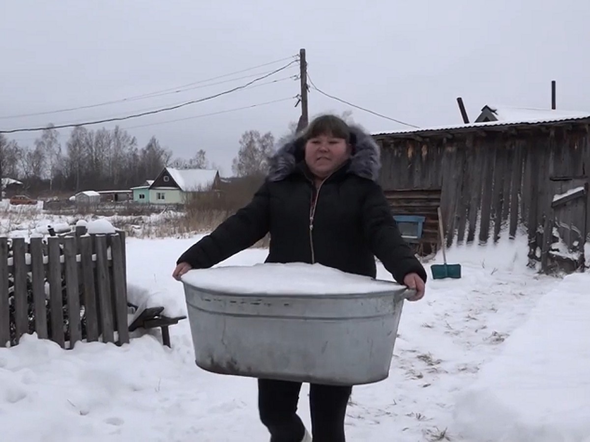 В Пермском крае жители деревни топят снег в корытах и собирают дождевую  воду, чтобы приготовить еду - KP.RU