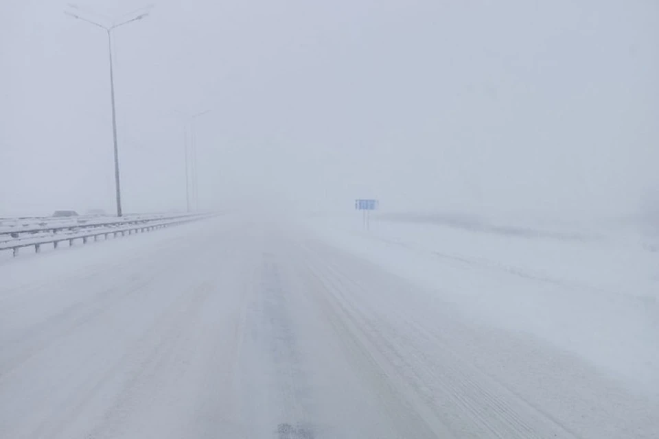 В центре Крыма на автодорогах очень низкаявидимость. Фото: vk.com/Александр Матвеев