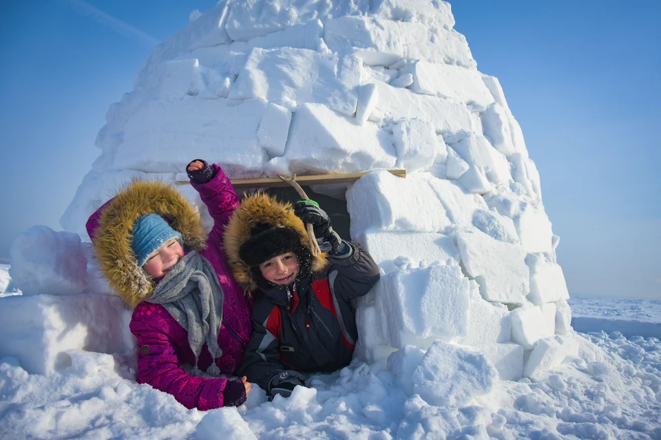 Дети с удовольствием строили снежные домики.