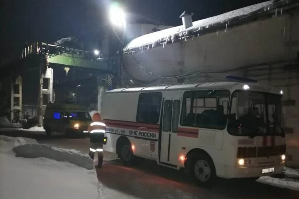 После обрушения шахты в Кузбассе под землей могут оставаться пять человек