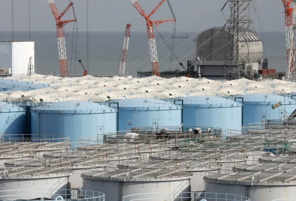 Небольшой объем воды вылился из бассейнов с топливом на АЭС в Фукусиме из-за землетрясения.