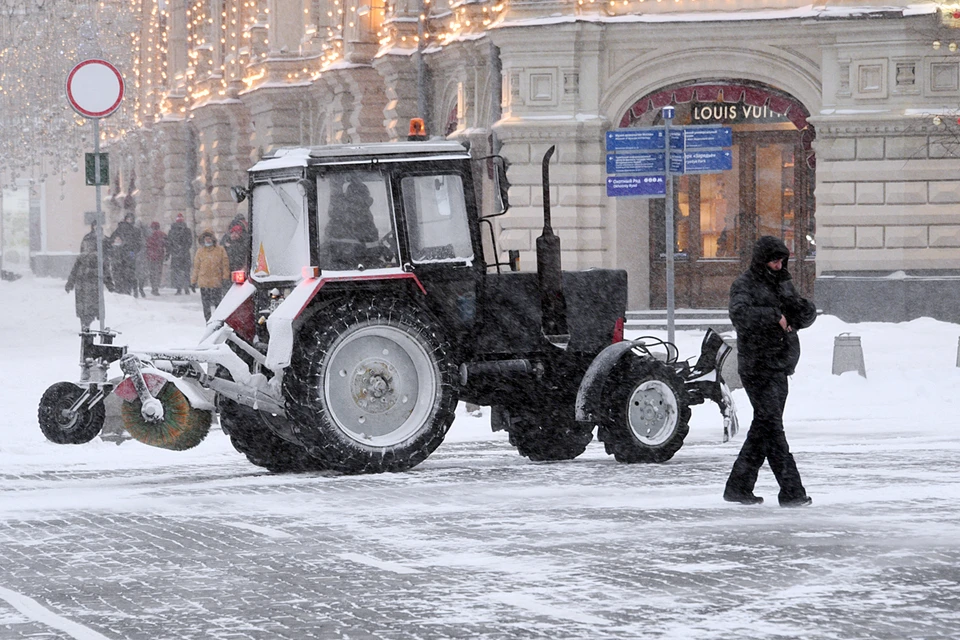В Москве тем временем полным ходом идет уборка снега