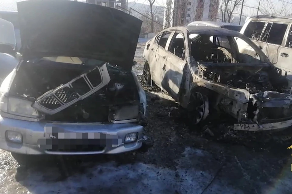 В декабре 2020 года поджог уничтожил машины BMW X6, Toyota Land Cruiser и Subaru Forester. Фото: пресс-служба УМВД России по городу Владивостоку