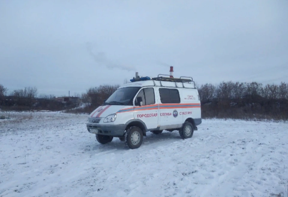 Спасатели доставили мужчину на снегоходе до автомобиля "скорой". Фото: Кунгурская служба спасения.