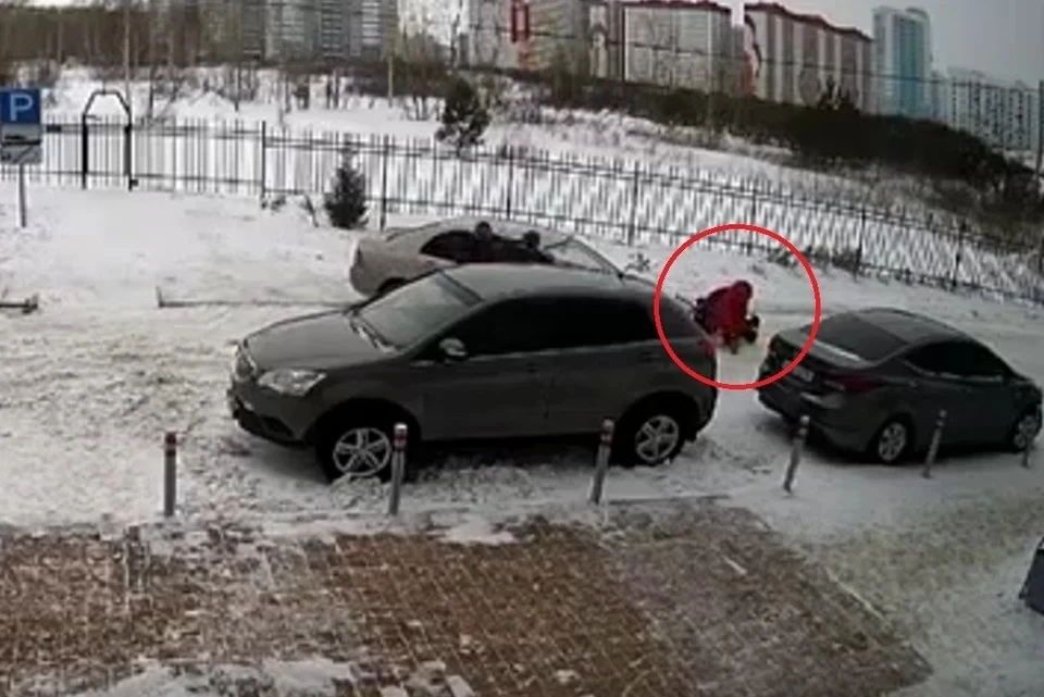 Муж вступился за женщину, которую сбили на парковке возле дома. Фото: стоп-кадр.