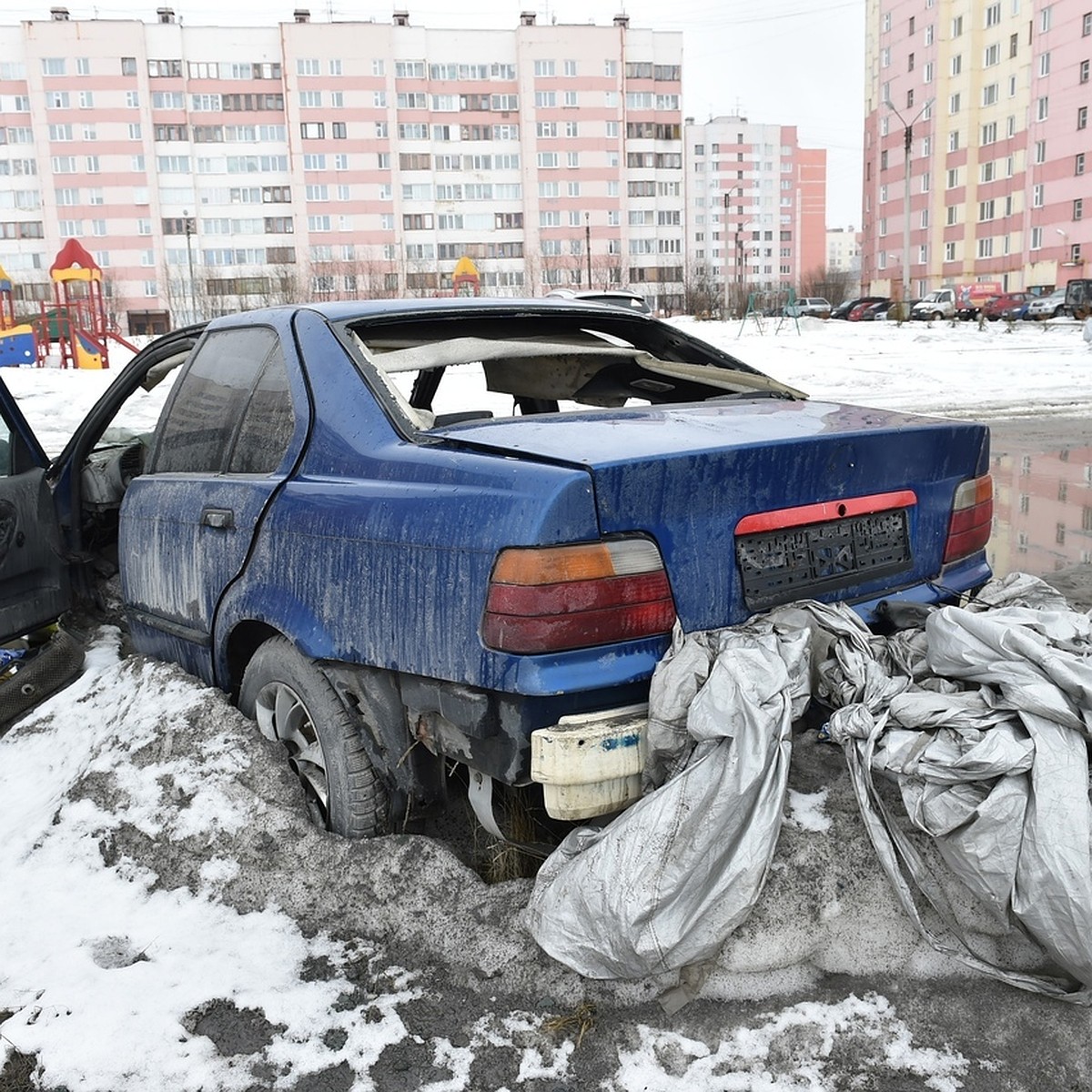 Жителей Нового Уренгоя просят сообщить о брошенных во дворах автомобилях -  KP.RU