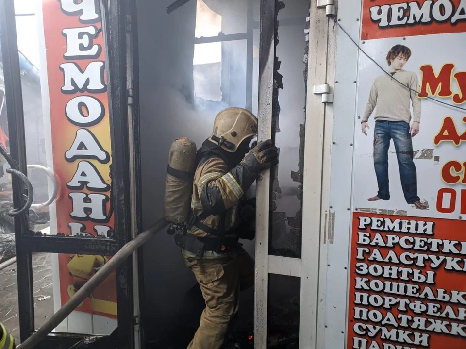 На Качинском рынке огнем охвачены сразу несколько торговых павильонов.