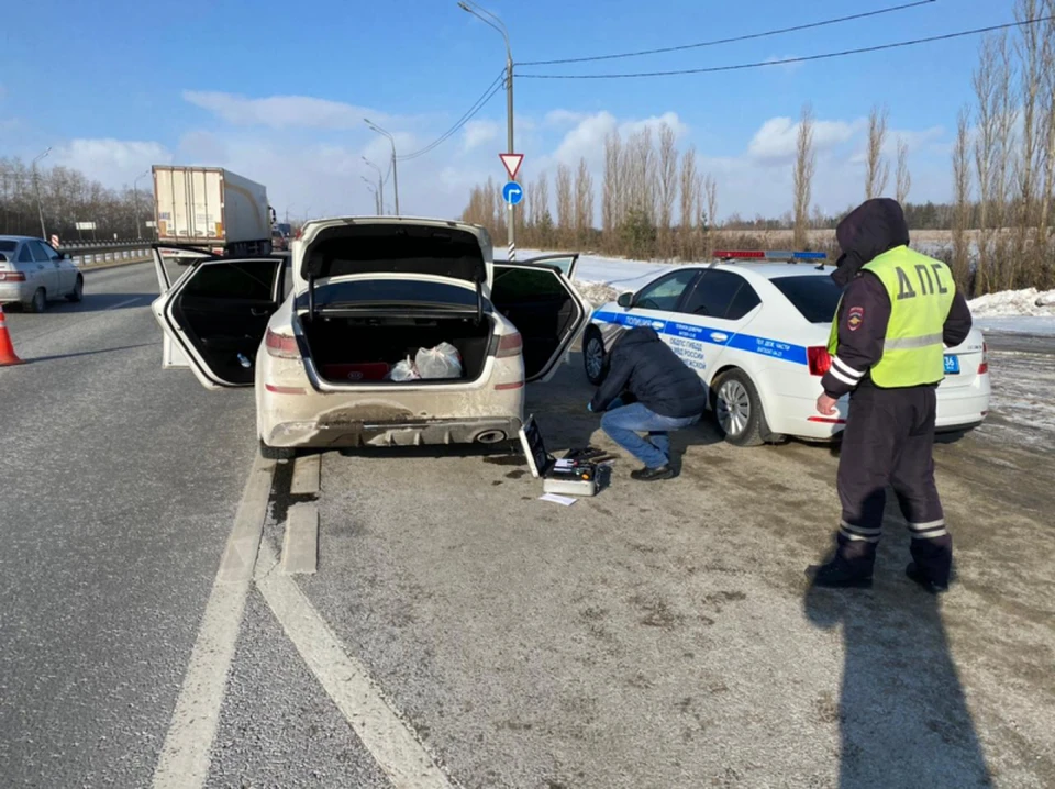 После предупредительного выстрела в воздух, налетчик остановил автомобиль
