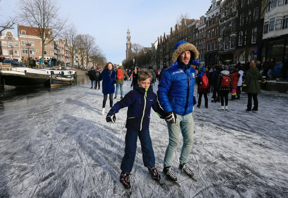 В Амстердаме в кои-то веки зимой замерзли речные каналы.