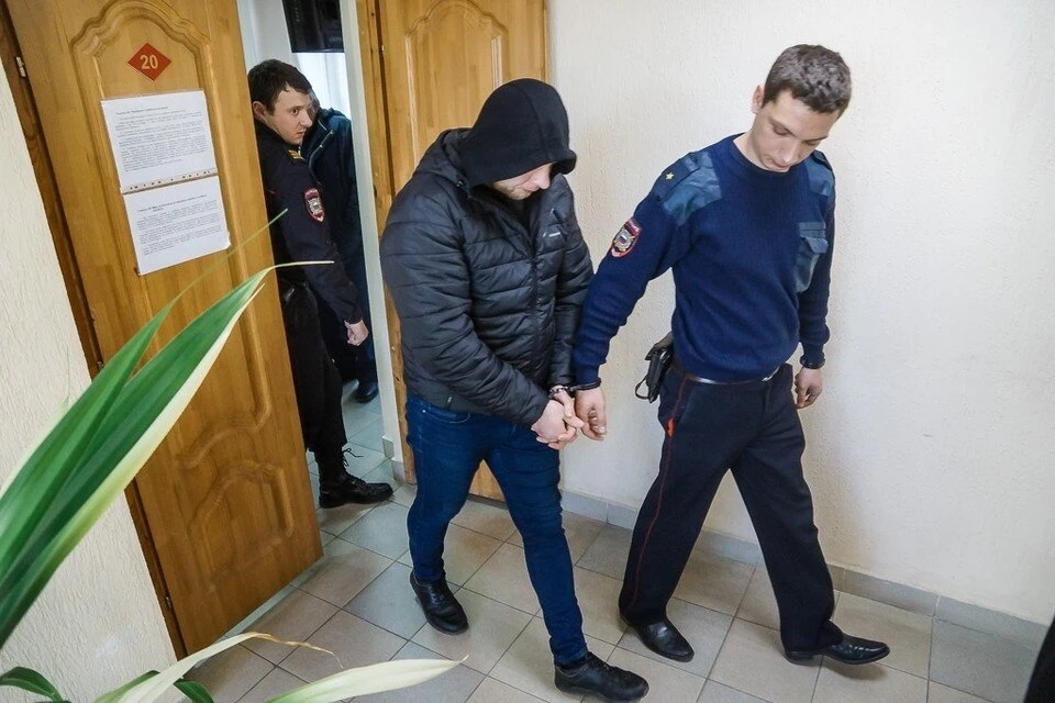 Трех человек отправили в колонию строгого режима, одного отпустили в зале суда