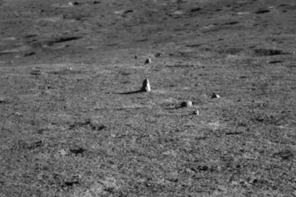 "Монолит" выглядит инородным телом на поверхности Луны.