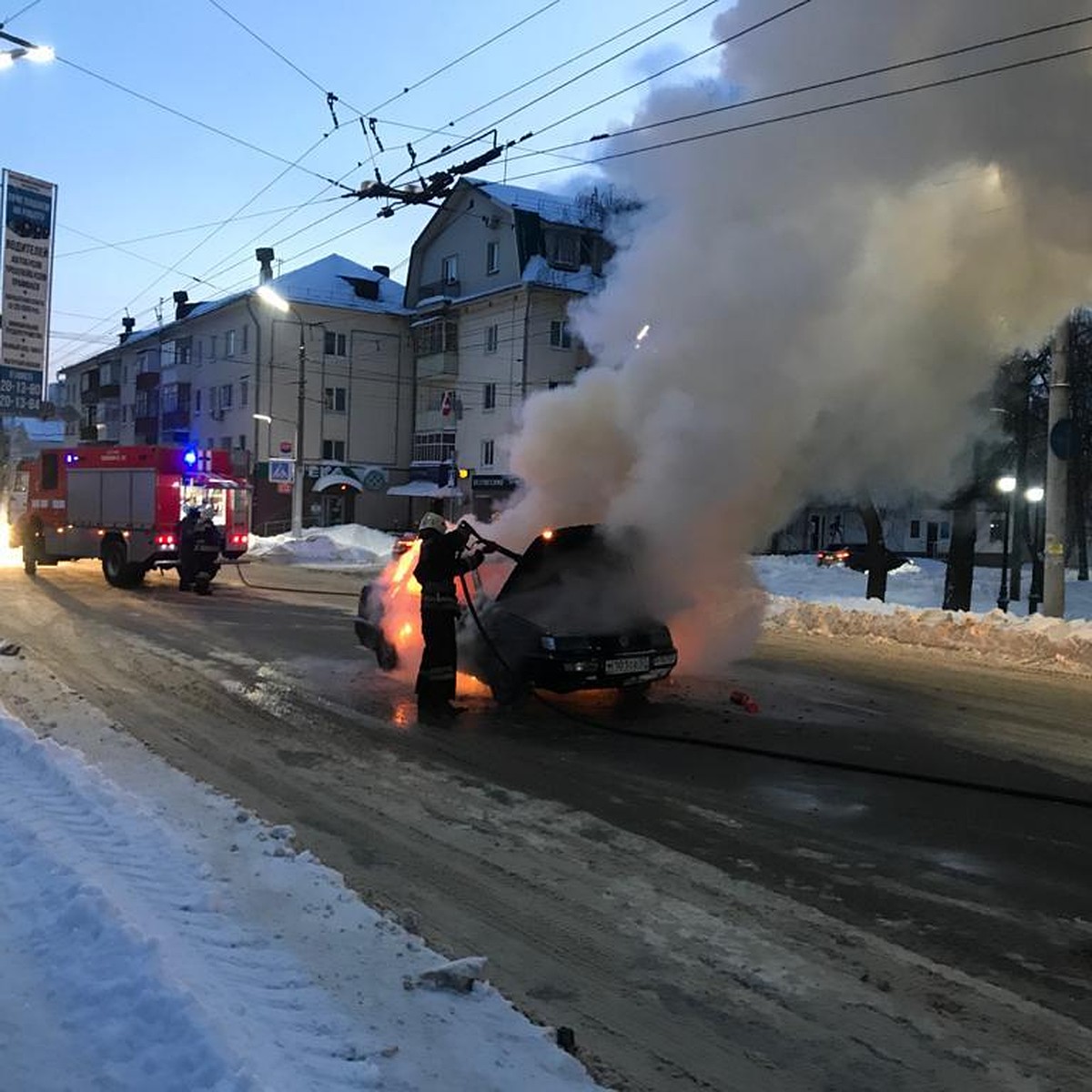 В Орле посреди Октябрьской улицы сгорела машина - KP.RU