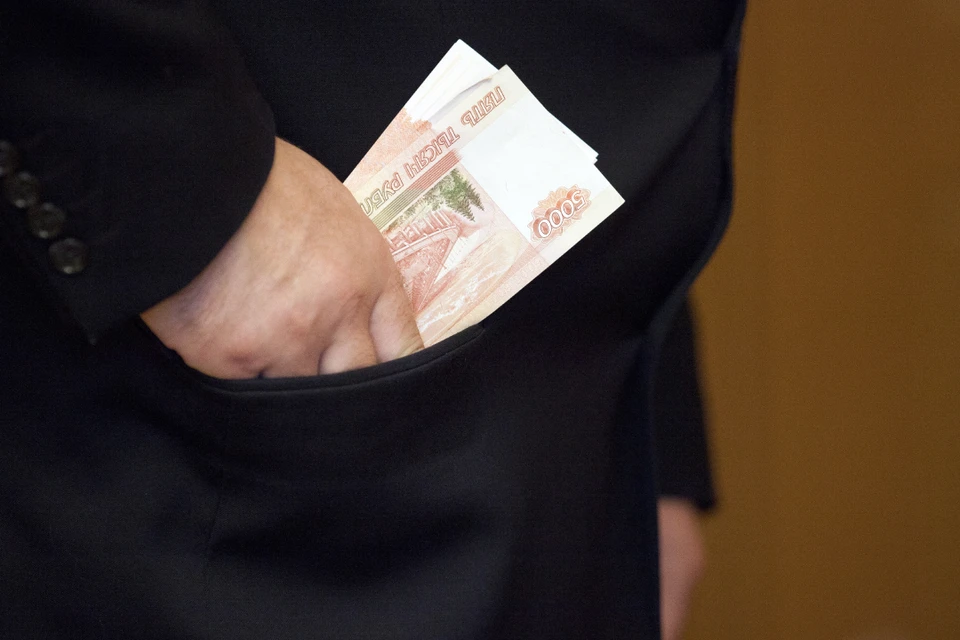 Зарплату сотрудников за месяц руководитель компании предпочел оставить себе.