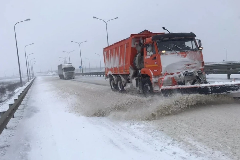 Крымский мост тоже занесло снегом. Фото: Упрдор "Тамань"