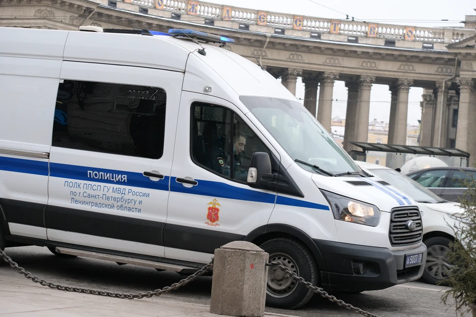 В Петербурге мужчина напал с ножом на охранника консульства Украины