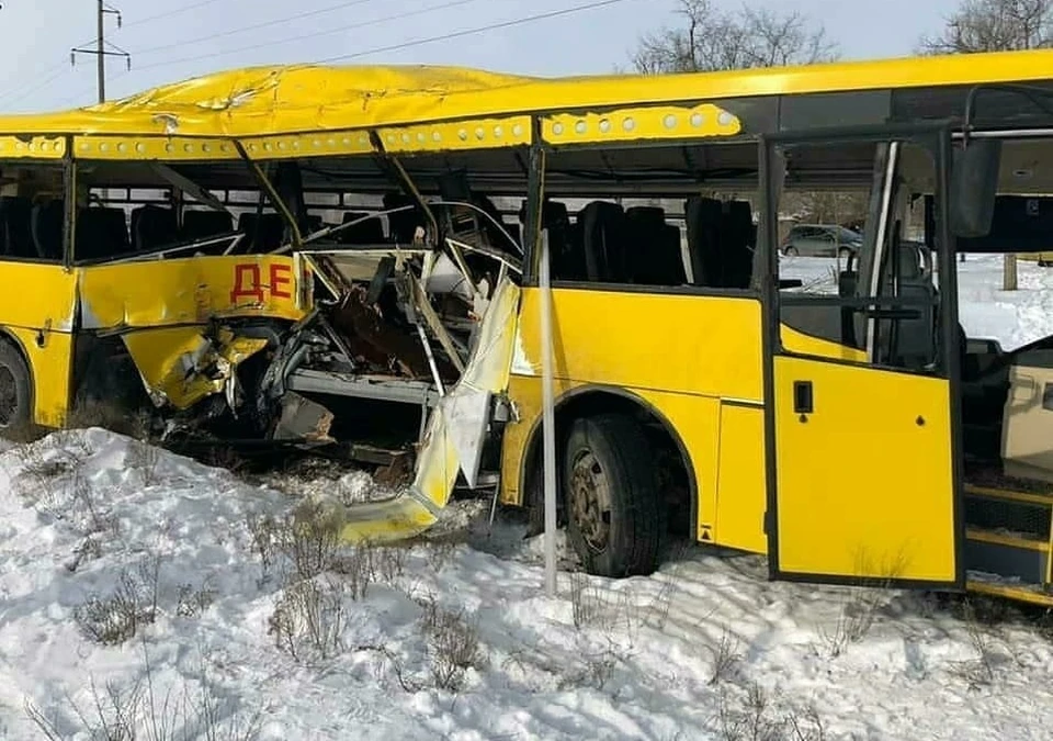 Днем на регулируемом железнодорожном переезде школьный автобус столкнулся с тепловозом