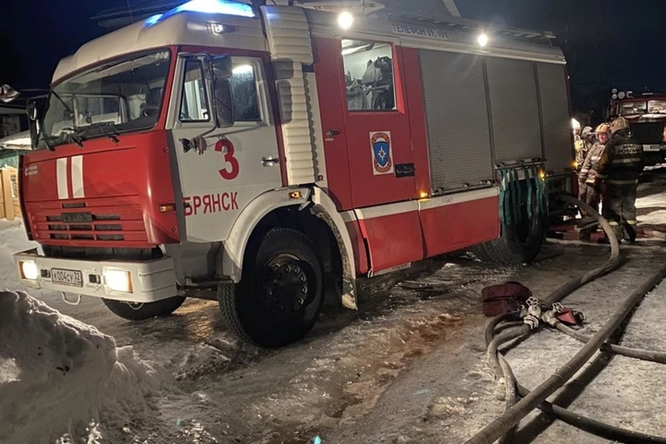 Огонь охватил кровлю и внутренние помещения по всей площади дома.