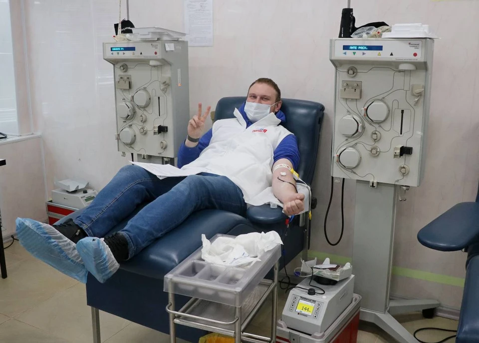 В Смоленске активисты Волонтерского центра стали донорами. Фото: smolensk.er.ru.