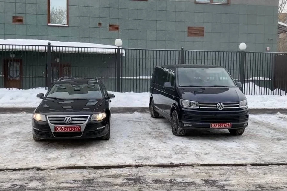 Машины иностранных дипломатов разрешили оставить у здания суда