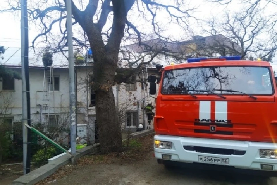 Спасатели быстро эвакуировали жильцов дома. Фото: ГУ МЧС РК
