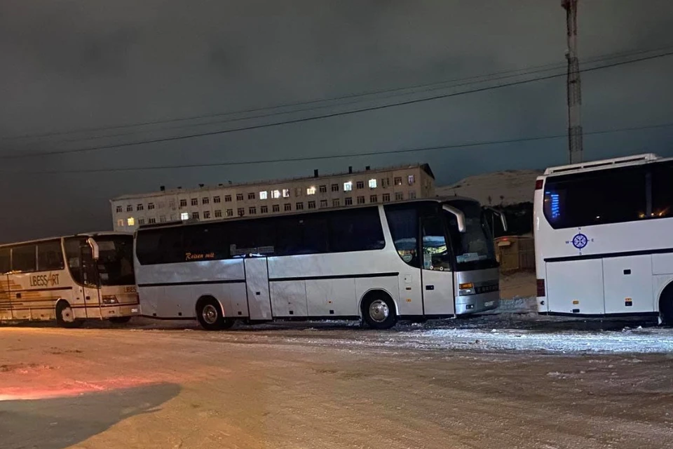 В Керчи на ночь остановились междугородние и межрегиональные автобусы. Фото: Сергей Бороздин