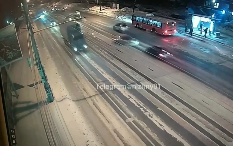 Момент столкновения машин на проспекте Гагарина попал на видео. ФОТО: "Нижний №1"