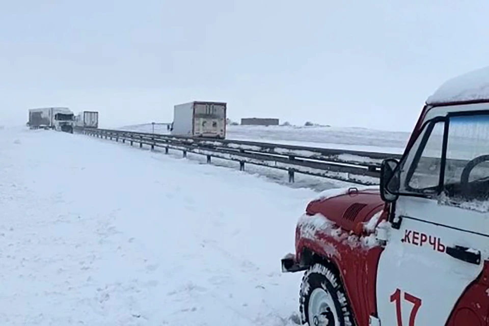 19 февраля из-за снегопада и плохой видимости на полсуток, с 6 утра и до вечера, перекрыли движение автомобилей по Крымскому мосту. Фото: МЧС России/ТАСС